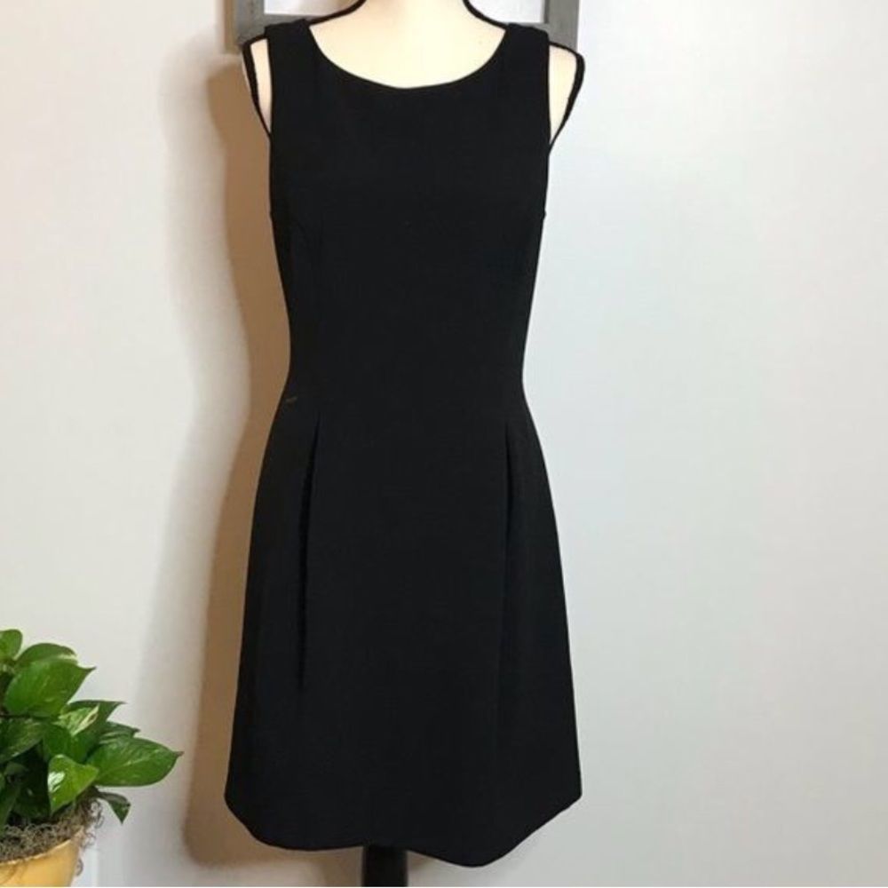 JESSICA HOWARD • SIZE: 12 • BLACK LINED SLEEVELESS DRESS